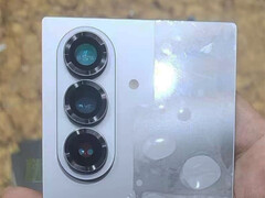 Galaxy Z Fold7 wydaje się łączyć elementy konstrukcyjne z obu smartfonów Galaxy Z Fold, które Samsung wypuścił w 2024 roku. (Źródło zdjęcia: Weibo)