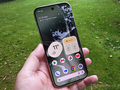 Seria Google Pixel 11 ma być wyposażona w jaśniejsze wyświetlacze. Na zdjęciu: przód Pixel 10 XL.