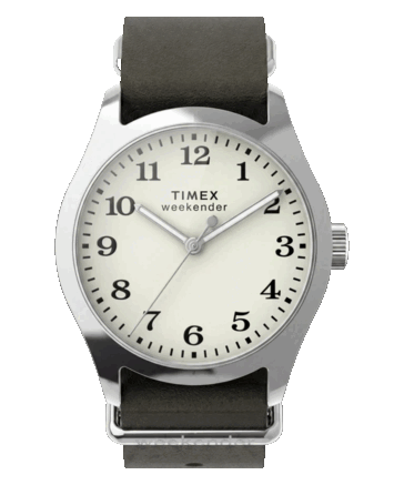 Model Timex Weekender New England TW2Y86600 z srebrzystą kopertą o średnicy 34 mm, kremową tarczą i ciemnozielonym skórzanym paskiem.