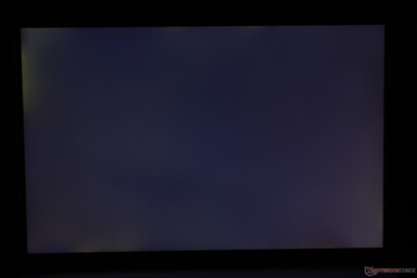 Umiarkowane nierównomierne podświetlenie wzdłuż narożników