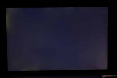 Umiarkowane nierównomierne podświetlenie wzdłuż narożników