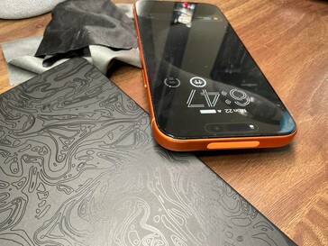 Górna krawędź iPhone'a 17 Pro Max została zarysowana w etui TechWoven Apple. (Źródło zdjęcia: u/Jman42023)