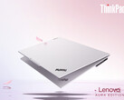 Te odświeżone modele w kolorze Moonlight White pojawiły się sześć miesięcy po tym, jak Lenovo zadebiutowało ThinkPadem X9 Aura Edition w rozmiarach 14 i 15 cali. (Źródło zdjęcia: Lenovo)