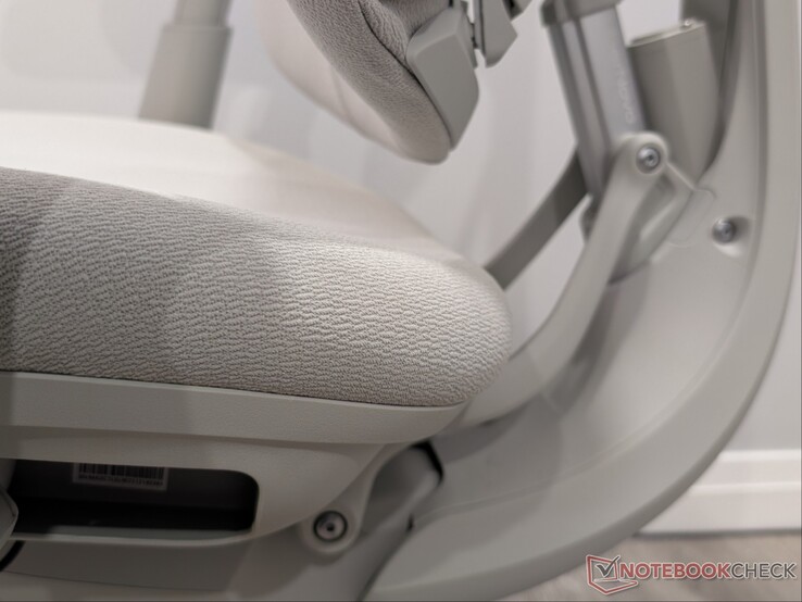 Oparcie siedziska z krótszej, twardszej pianki.