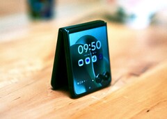 Elegancki i elastyczny: Motorola Razr 60 Ultra. (Źródło zdjęcia: Florian Schmitt/Notebookcheck)