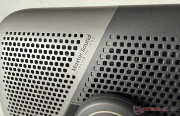 Głośniki stereo są ukryte za maskownicami.