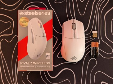 SteelSeries Rival 3 Wireless Gen 2 są dostarczane z dwiema bateriami AAA, kluczem sprzętowym 2,4 GHz i bez kabla USB.