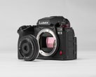 Nowy obiektyw Viltrox AF 28 mm F4.5 Chip L jest wyposażony we wbudowaną osłonę obiektywu z przesuwaną dźwignią.