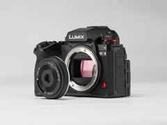 Nowy obiektyw Viltrox AF 28 mm F4.5 Chip L jest wyposażony we wbudowaną osłonę obiektywu z przesuwaną dźwignią.