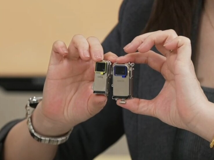 Moduł teleobiektywu Xiaomi 15 po lewej, większy teleobiektyw peryskopowy Xiaomi 17 Ultra po prawej (źródło zdjęcia: Xiaomi)