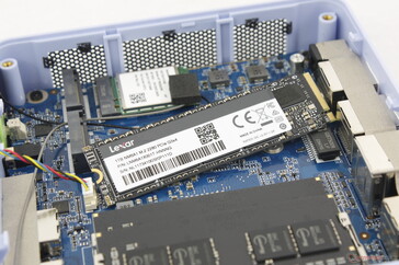 Obsługiwane są maksymalnie dwa dyski PCIe4 x4