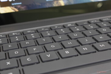 Klawisze są ostrzejsze i zapewniają więcej informacji zwrotnych niż klawisze na Precision 5690