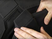Wygląda na to, że cybernetyczne pokrowce na koła Tesli powodują pewne kłopoty w pickupie "zbudowanym dla każdej planety". (Źródło obrazu: T Sportline na YouTube)