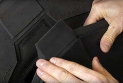 Wygląda na to, że cybernetyczne pokrowce na koła Tesli powodują pewne kłopoty w pickupie 