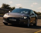 Model S 90D z 2015 roku wypadł zaskakująco dobrze w teście zasięgu przeprowadzonym przez What Car. (Źródło zdjęcia: What Car? via YouTube)