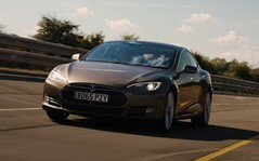 Model S 90D z 2015 roku wypadł zaskakująco dobrze w teście zasięgu przeprowadzonym przez What Car. (Źródło zdjęcia: What Car? via YouTube)