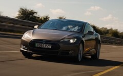 Model S 90D z 2015 roku wypadł zaskakująco dobrze w teście zasięgu przeprowadzonym przez What Car. (Źródło zdjęcia: What Car? via YouTube)
