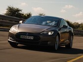 Model S 90D z 2015 roku wypadł zaskakująco dobrze w teście zasięgu przeprowadzonym przez What Car. (Źródło zdjęcia: What Car? via YouTube)