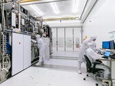 Holenderski sąd skazuje byłego inżyniera ASML i NXP za przekazywanie tajemnic chipów do Rosji. Na zdjęciu: ASML Cleanroom EUV (źródło zdjęcia: ASML)