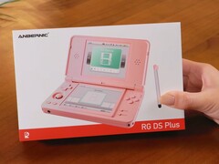 Urządzenie Anbernic RG DS Plus zostanie dostarczone w opakowaniu, którego kolor odpowiada kolorowi samego urządzenia.