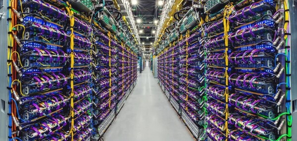 Obraz: Google | Cloud TPU v5p: Superkomputer i akcelerator AI w centrum danych Google.