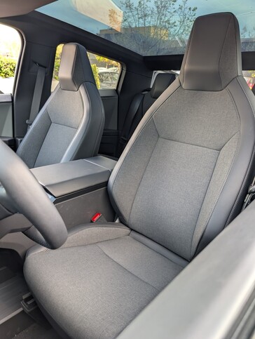 2026 Cybertruck AWD wnętrze.