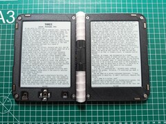 Dwuekranowy e-czytnik DIY (źródło obrazu: wątek spacerower na Reddit)