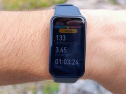 Huawei Band 8 nie może automatycznie dostosowywać poziomów jasności