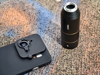 Mocowanie obiektywu przymocowane do obudowy obejmuje nie tylko dwie kamery, ale także tak zwaną kamerę "True Color".