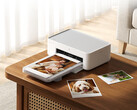 Nowa drukarka fotograficzna Desktop Photo Printer 2 kosztuje na platformie Youpin około 103 dolarów. Na zdjęciu: zdjęcie promocyjne przedstawiające drukarkę w akcji.