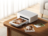 Nowa drukarka fotograficzna Desktop Photo Printer 2 kosztuje na platformie Youpin około 103 dolarów. Na zdjęciu: zdjęcie promocyjne przedstawiające drukarkę w akcji.