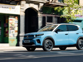 Mając zaledwie 1,76 m szerokości i 4,01 m długości, nowy Citroën ë-C3 doskonale pasuje jako kompaktowy hatchback o wyglądzie wysokiego crossovera. (Źródło zdjęcia: Stellantis)