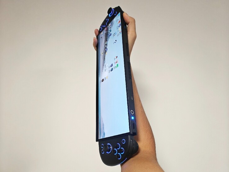 Ultrawide DIY handheld jest dłuższy niż przedramię użytkownika. (Źródło zdjęcia: PureDIY via BiliBili)