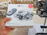 Rzekome opakowanie detaliczne DJI Neo 3 obok drona Neo 2.
