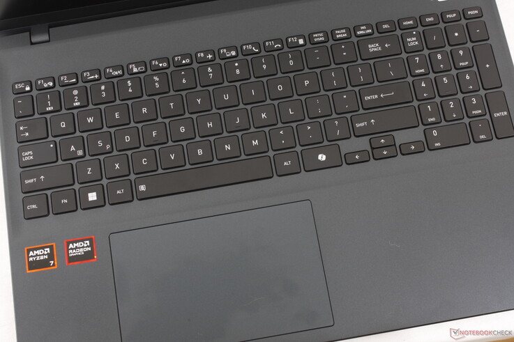 Chociaż clickpad ma przyzwoity rozmiar (~13,4 x 8,3 cm), jego sprzężenie zwrotne może być gąbczaste i niezadowalające