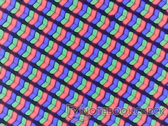 Piksele RGB są bardzo ostre, ponieważ jest to jeden z niewielu 18-calowych laptopów do gier, które są standardowo wyposażone w błyszczącą nakładkę