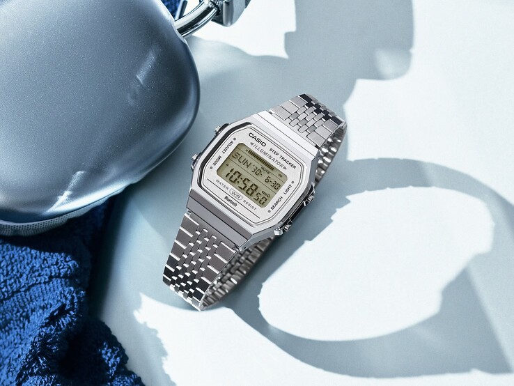 Model Casio ABL-100WE-7A z bransoletą ze stali nierdzewnej