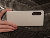 Sony Xperia 5 IV jest kompaktowy jak na współczesne standardy; posiada wyświetlacz o wielkości 6,1 cala. (Źródło obrazu: Sony/Unsplash - edytowane)