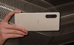 Sony Xperia 5 IV jest kompaktowy jak na współczesne standardy; posiada wyświetlacz o wielkości 6,1 cala. (Źródło obrazu: Sony/Unsplash - edytowane)