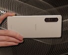 Sony Xperia 5 IV jest kompaktowy jak na współczesne standardy; posiada wyświetlacz o wielkości 6,1 cala. (Źródło obrazu: Sony/Unsplash - edytowane)