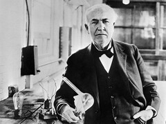 Thomas Edison z żarówką, którą wynalazł w 1883 r. (nieznany fotograf, domena publiczna, za pośrednictwem Wikimedia Commons)