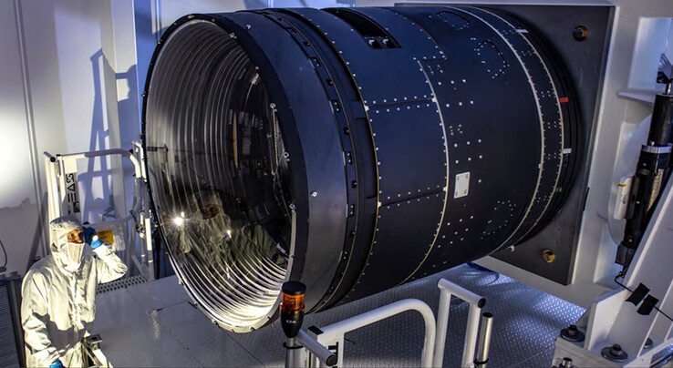 Kamera LSST wykorzystuje obiektywy o wielkości 1,57 m (5,1 stopy) i 0,69 m (27 cali) do obrazowania nocnego nieba. Nie jest jasne, jaka jest najbliższa odległość ogniskowania dla selfie. (Źródło zdjęcia: J. Ramseyer Orrell/SLAC National Accelerator Laboratory)