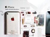 XreArt demontuje produkty, takie jak Apple iPhone pierwszej generacji, i pakuje elementy do ramki. (Obraz: Notebookcheck)
