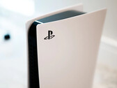 PlayStation 5 Slim może nie być aż tak dużo mniejsze od obecnego modelu, na zdjęciu. (Źródło zdjęcia: Charles Sims)