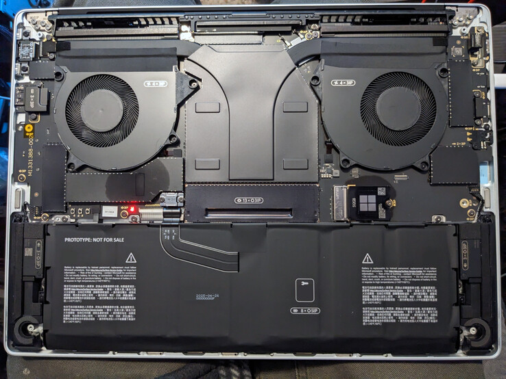 Laptop Surface Laptop Ultra posiada modułowy panel dolny, jednak zatrzaskowe aluminiowe osłony uniemożliwiają dostęp do większości podzespołów.
