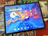 Teclast Art Pad Pro posiada również rysik z 4096 poziomami nacisku oraz 30-watowy zasilacz. (Źródło obrazu: Notebookcheck)