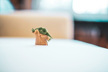 Miniaturowa figurka Grogu (popularnie znanego jako Baby Yoda) z filmu Mandalorianin (źródło zdjęcia: Victor Serban via Unsplash)