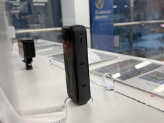 Nadchodząca 360-stopniowa kamera Insta360 X5 ponownie wyciekła, potwierdzając zmianę projektu i zaktualizowany mikrofon.