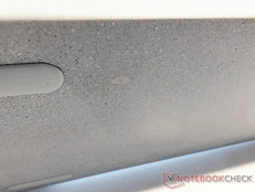 Prototyp Keychron K2 HE Concrete miał skazę na spodzie (źródło zdjęcia: Notebookcheck/Stephen Pereyra)