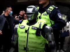 PM01 firmy Engine AI był pierwszym humanoidalnym robotem w służbie policji. (Źródło zdjęcia: CGTN)